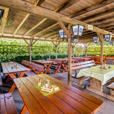 Auf der Terrasse haben bis zu 70 Personen Platz
