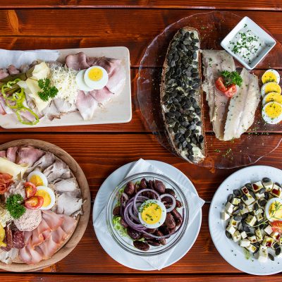 Schmankerl Tisch mit Fisch, Fleisch und Käse