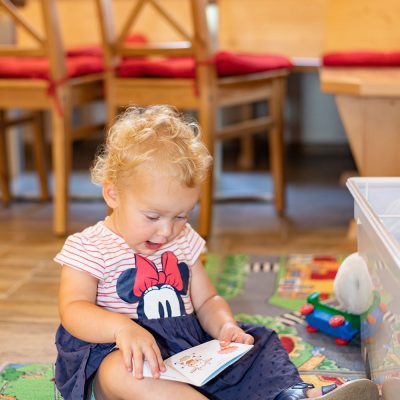 Indoor Spielekiste mit Teppichen