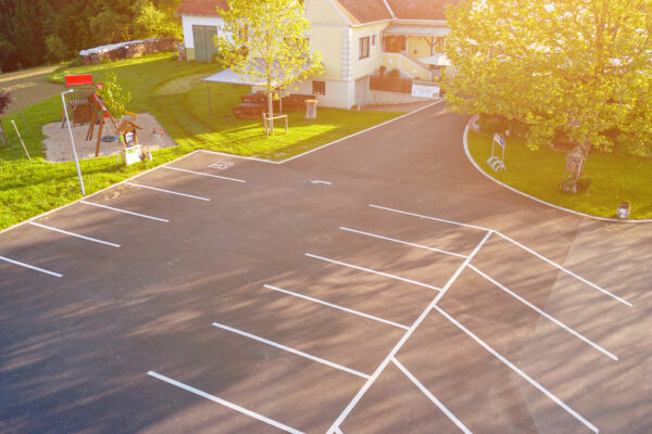 unser neu gestalteter Parkplatz